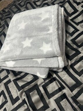 Source Unknown Grey and White Star Plush Throw Blanket